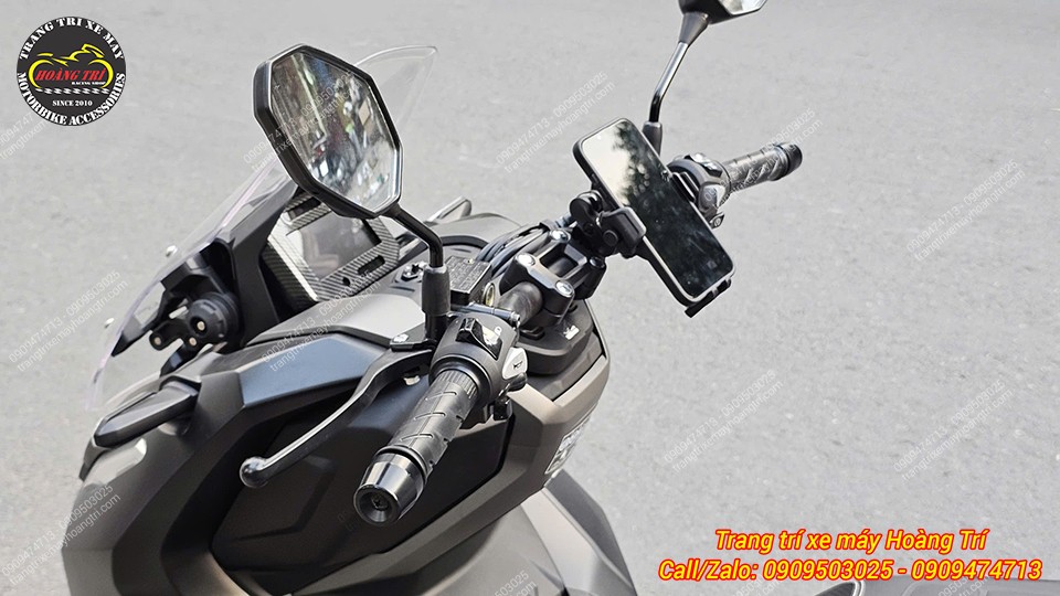 Khu vực tay lái ADV 160 lắp giá đỡ điện thoại, tiện lợi cho người lái