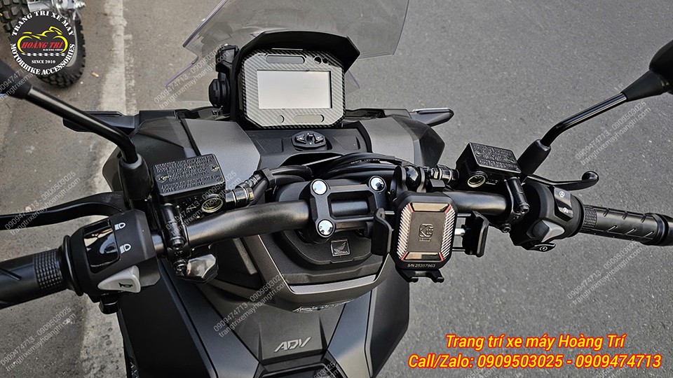 Cận cảnh 2 phụ kiện lắp tay lái ADV 160 với ốp carbon đồng hồ và giá đỡ điện thoại