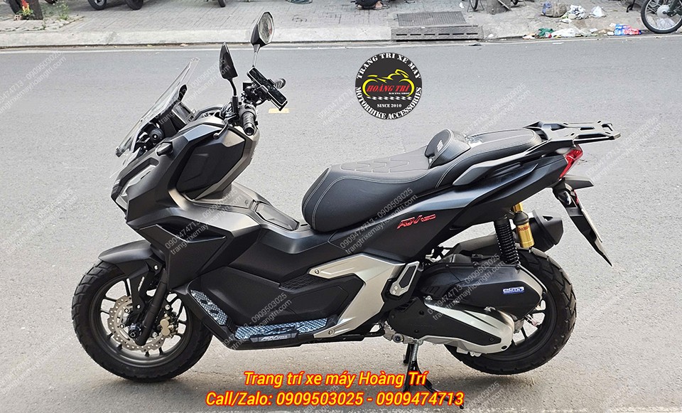 ADV 160 đen sau khi độ kiểng yên 2 tầng HTR và baga sau, ngoại hình cứng cáp hơn