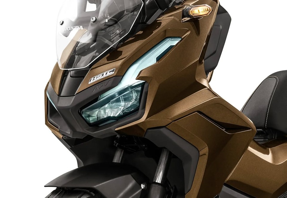 Góc cận cảnh phần đầu xe ADV 160 màu nâu (RoadSync), nổi bật với cụm đèn pha LED