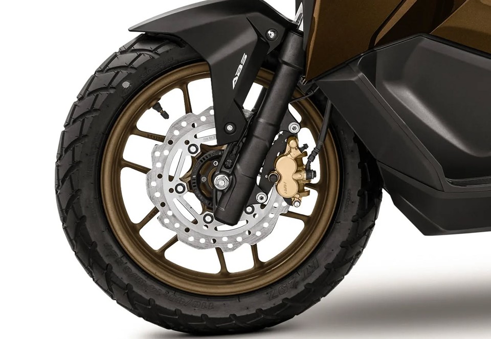Cận cảnh bánh trước xe ADV 160, phanh đĩa ABS, mâm màu đồng và lốp gai địa hình