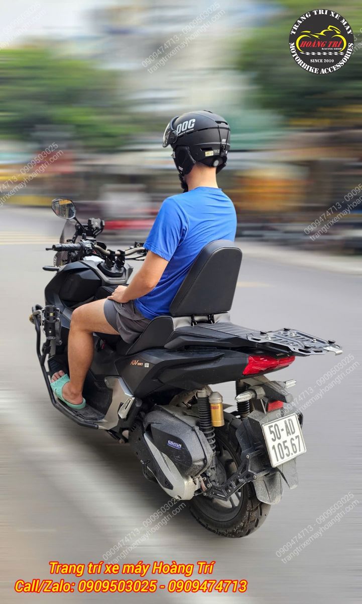 Khách trải nghiệm ADV 160 gắn yên hai tầng HTR, tư thế ngồi thẳng lưng, thoải mái khi di chuyển