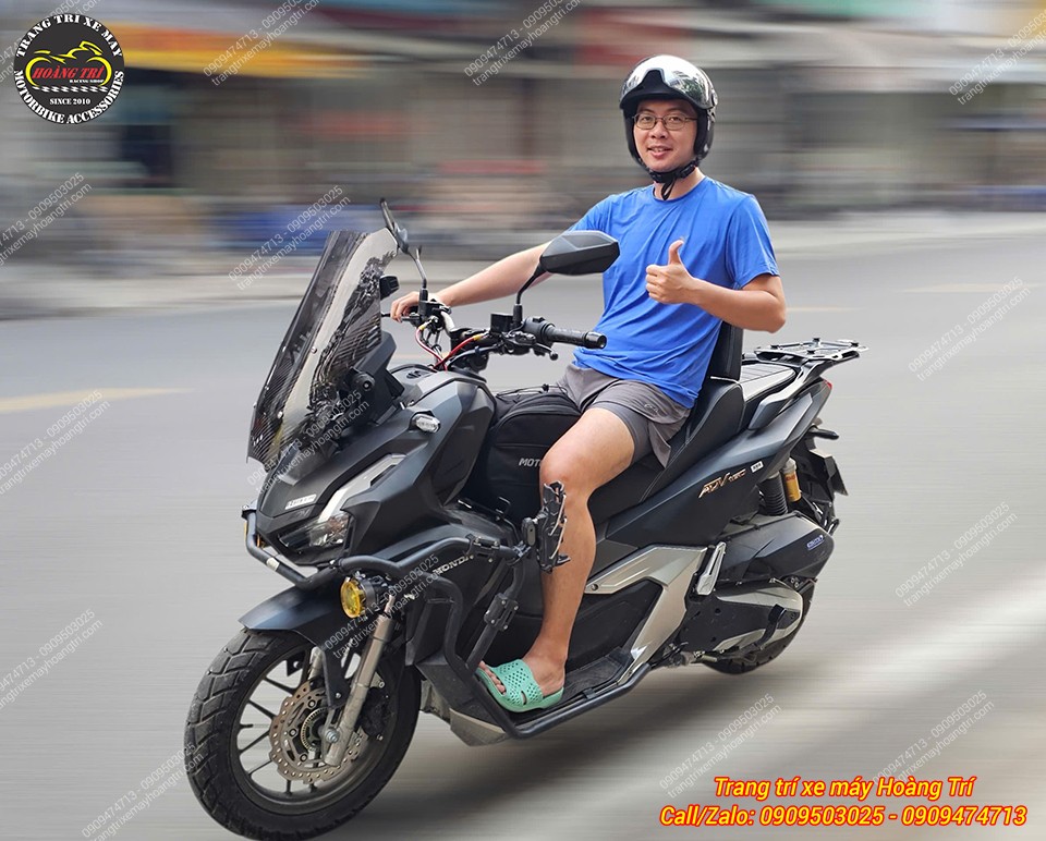 Góc chụp phía trước ADV 160 với yên hai tầng HTR, tăng độ êm ái và thẩm mỹ tổng thể