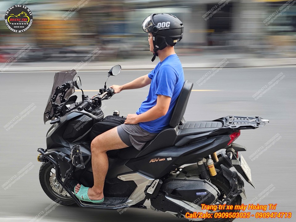 Góc nghiêng bên hông ADV 160 gắn yên hai tầng HTR, hỗ trợ lưng tốt khi chạy đường dài