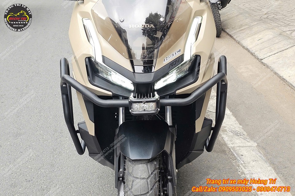 Góc nhìn chính diện ADV 160 trang bị khung bảo vệ, tăng khả năng bảo vệ và thẩm mỹ