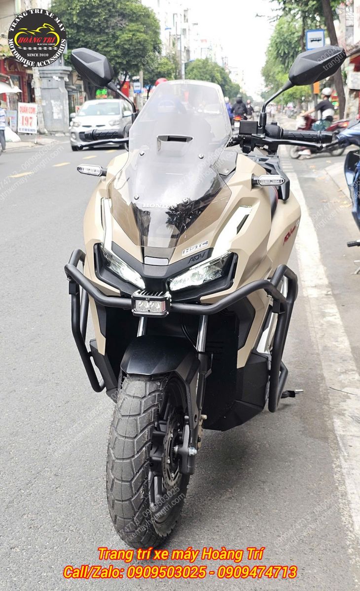 Tổng thể ADV 160 gắn khung bảo vệ trước, kết hợp đèn trợ sáng được lắp trên khung bảo vệ