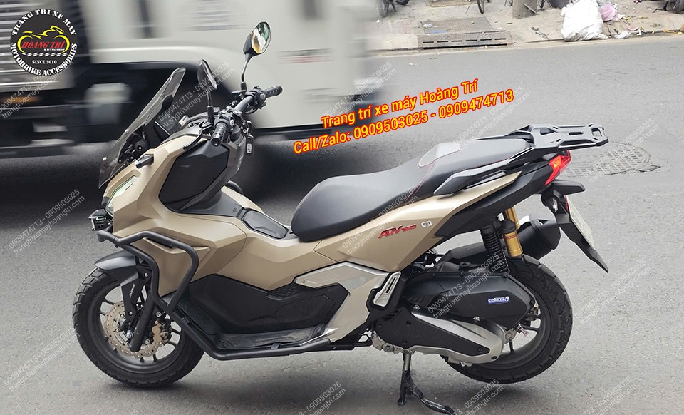 Tổng thể hông xe ADV 160 gắn khung bảo vệ, giúp bảo vệ dàn áo xe chống trầy xước