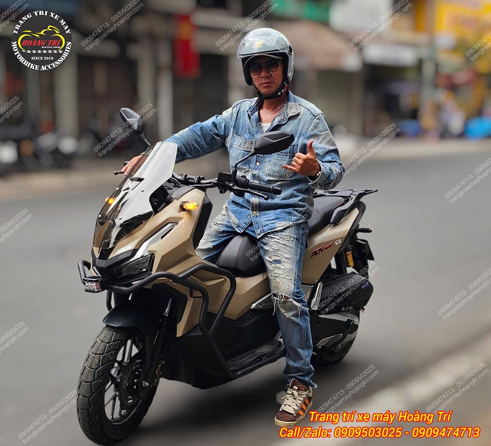 Khách trải nghiệm thực tế ADV 160 trang bị khung bảo vệ, dáng xe cao ráo và hầm hố hơn