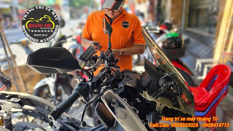 Nhân viên đang điều chỉnh lại phụ kiện để mang đến trải nghiệm tối ưu cho người dùng