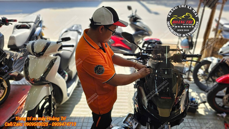 Thợ kỹ thuật đang rà soát và hoàn thiện việc lắp màn hình Android 6 inch cho xe Honda ADV 160