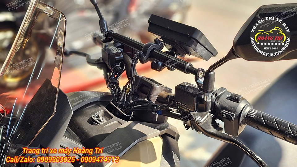 Phần giá đỡ và bộ dây điện được bố trí gọn gàng ở phía sau màn hình