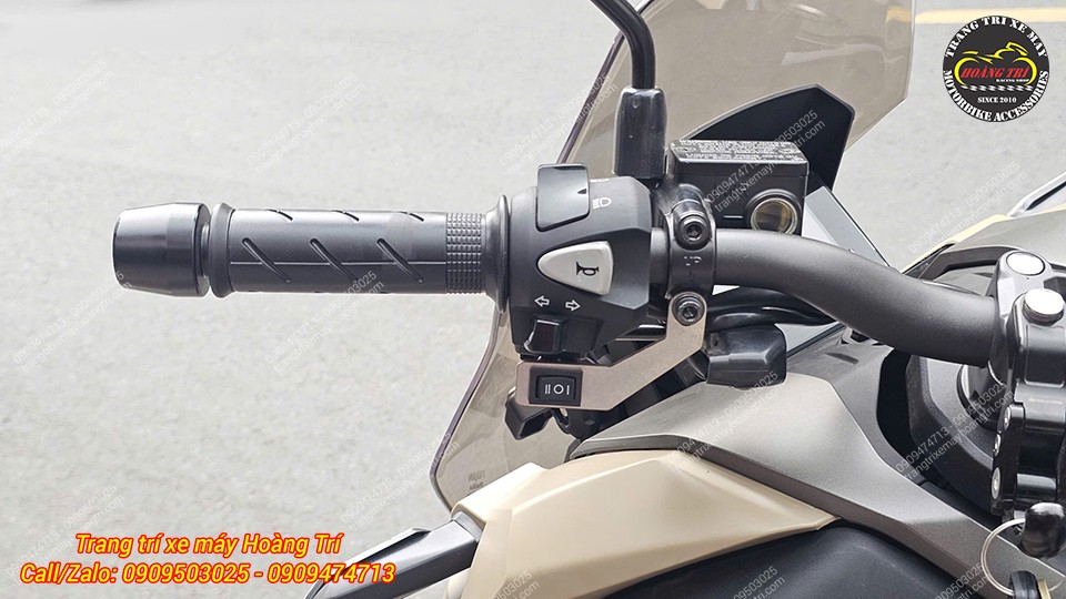 Cận cảnh pát inox gắn ghi đông ADV 160 kết hợp công tắc hai nấc, lắp gọn gàng