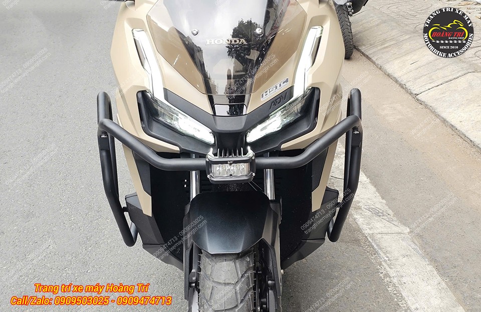 Mặt trước ADV 160 lắp khung bảo vệ và đèn trợ sáng điều khiển bằng công tắc hai nấc