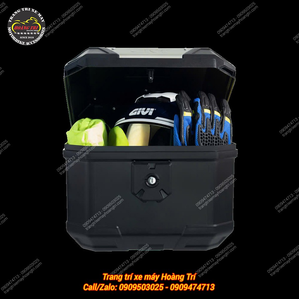 Thùng Givi U37A chứa vừa mũ bảo hiểm full face và găng tay, không gian rộng rãi, tiện lợi