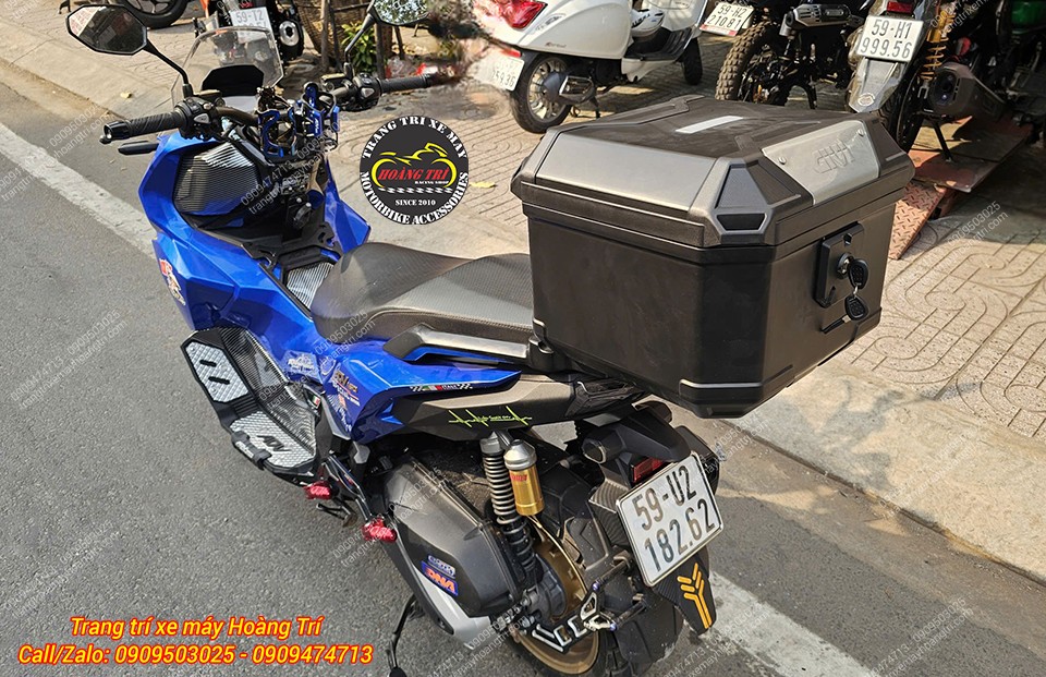 Thùng Givi U37A lắp thực tế trên ADV 160, tổng thể cân đối, không ảnh hưởng dáng xe