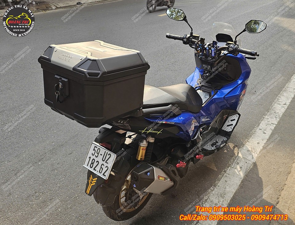 Thùng thiết kế vuông vức nên tạo nên cảm giác khá rộng rãi và cá tính mạnh mẽ