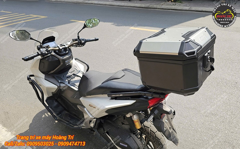 Toàn cảnh ADV 160 gắn thùng Givi U37A+, tổng thể hài hòa, phù hợp đi phố lẫn đi chơi xa
