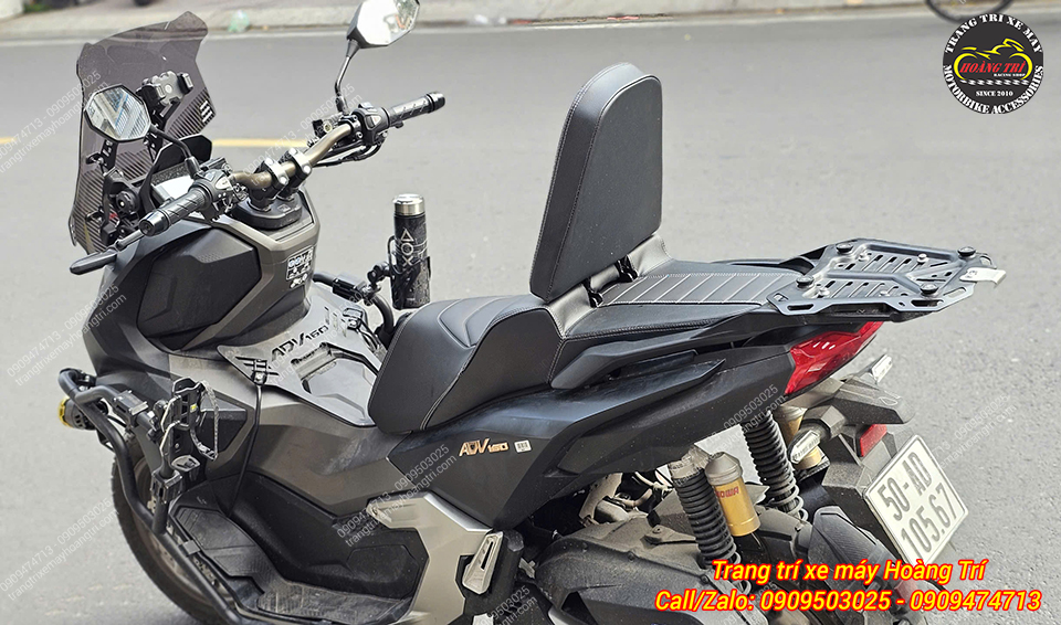 Góc nhìn từ phía sau ADV 160 với yên độ hai tầng, kết hợp baga sau gọn gàng