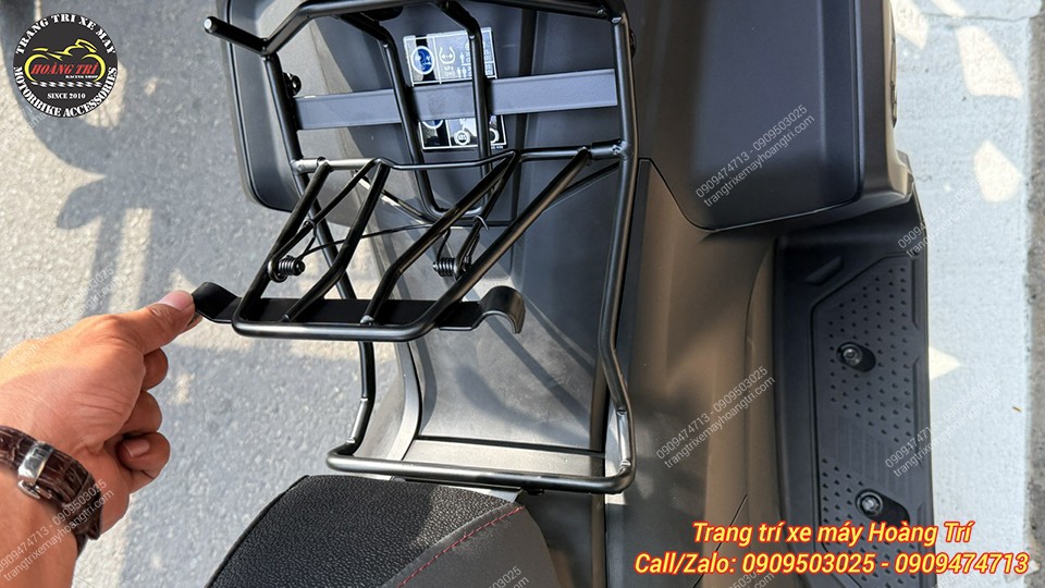 Giống với mẫu inox thì mẫu baga sơn đen vẫn dễ dàng kéo lên để đổ xăng tiện lợi