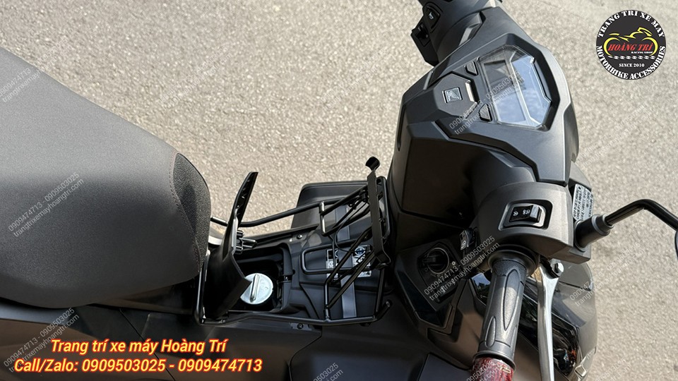 Nắp bình xăng được bật lên không cạ cấn vào baga giữa Airblade 2026 sơn đen