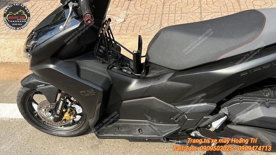 Mẫu baga sơn đen được trang bị kẹp lò xo và móc treo rất tiện ích và tiết kiệm