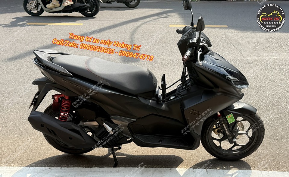 AirBlade đen với giá giữa sơn đen, tạo sự đồng bộ màu sắc, lắp chuẩn zin cho xe