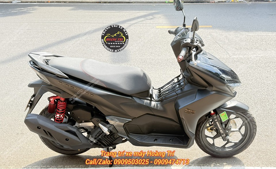 Toàn cảnh xe AirBlade đen đã được trang bị baga giữa sơn đen mờ, thêm tiện ích tiện lợi