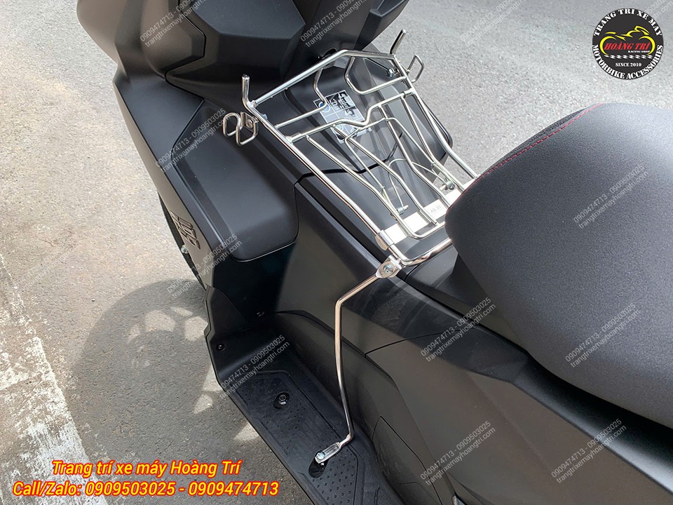 Baga giữa inox với pát gắn tại vị trí sàn xe, thiết kế gọn gàng, chịu lực tốt