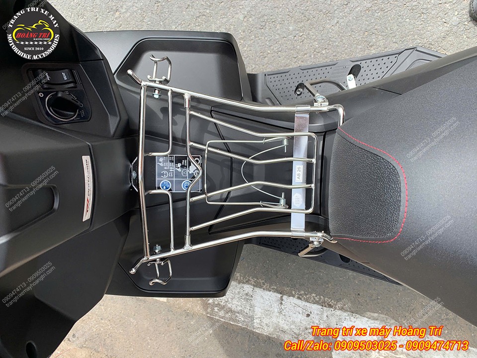 Góc nhìn từ trên xuống của baga giữa inox Airblade 2026, lắp vừa vặn, phù hợp với xe