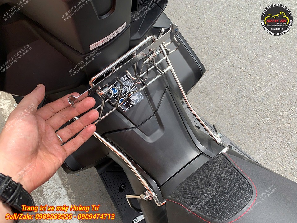 Baga giữa có thể bật ra, gập vào - Không ảnh hưởng đến việc đổ xăng xe Airblade 2026