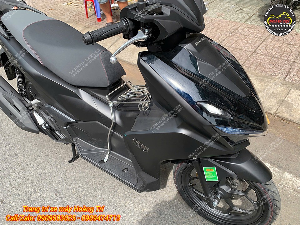 Toàn cảnh xe AirBlade màu đen lắp baga giữa inox, phụ kiện tăng sự tiện lợi cho xe