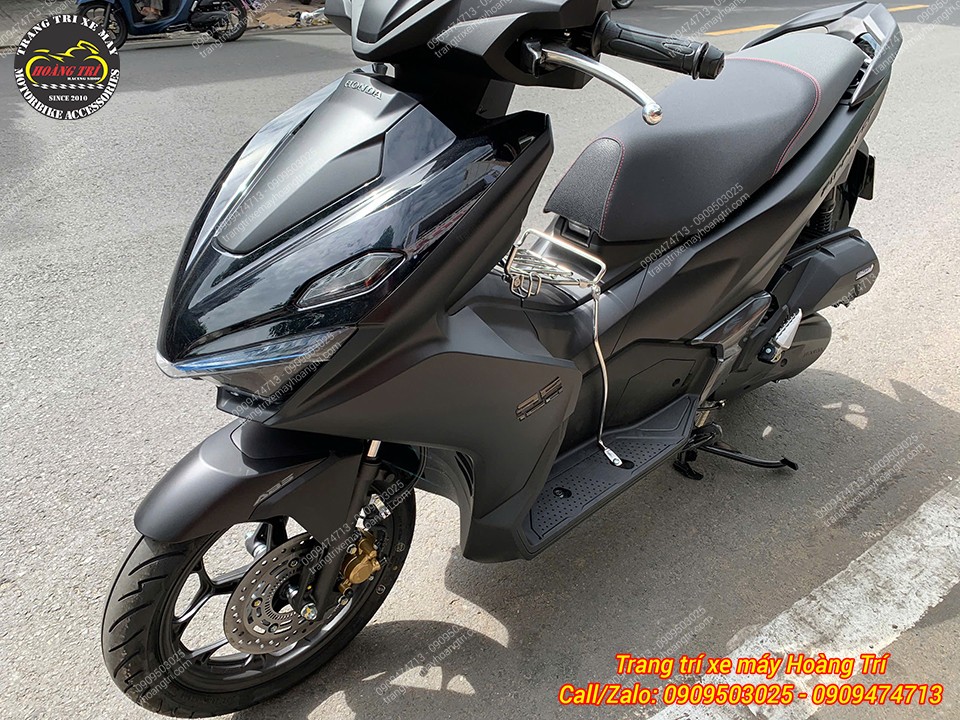 Baga giữa inox tạo nên điểm nhấn tại vị trí nắp bình xăng xe Airblade 2026