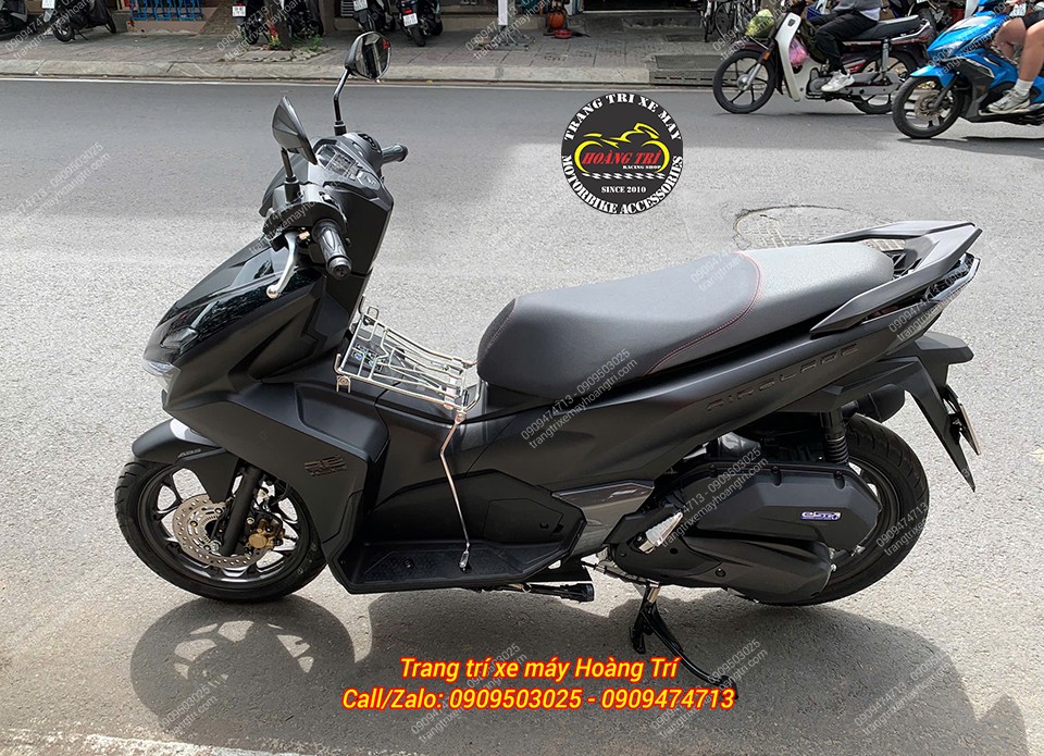 Xe AirBlade 2026 với baga giữa inox, phụ kiện giúp chở đồ hiệu quả và tiết kiệm