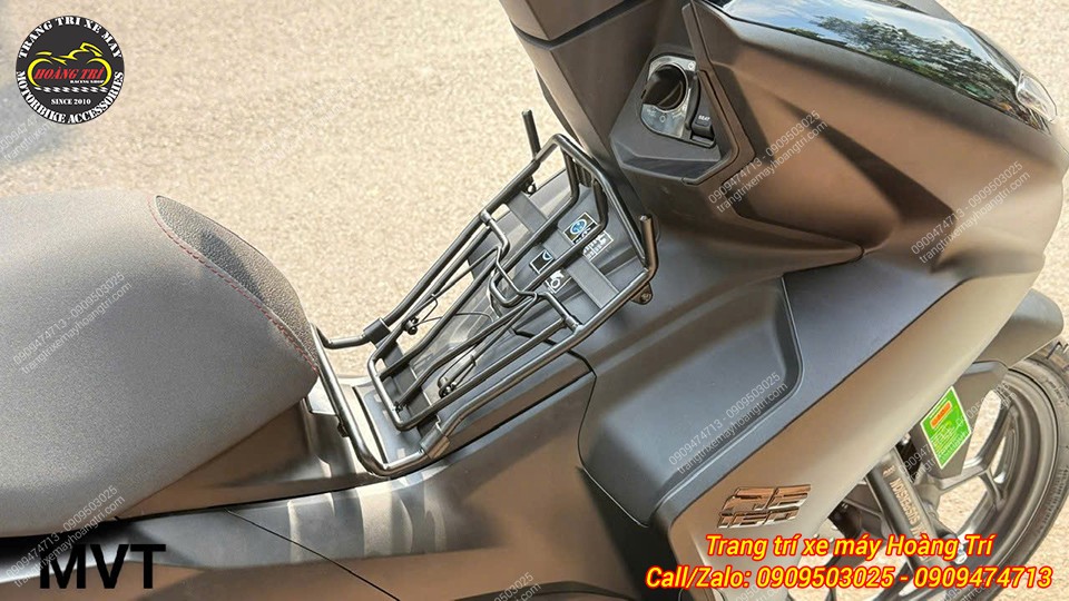 Baga giữa được sơn màu đen mờ, hài hòa tổng thể màu sắc của xe