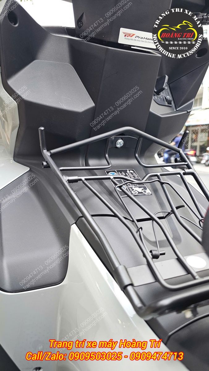 Cận cảnh baga giữa Airblade 2026 sơn đen, pát lắp chắc chắn tại khu vực yên xe