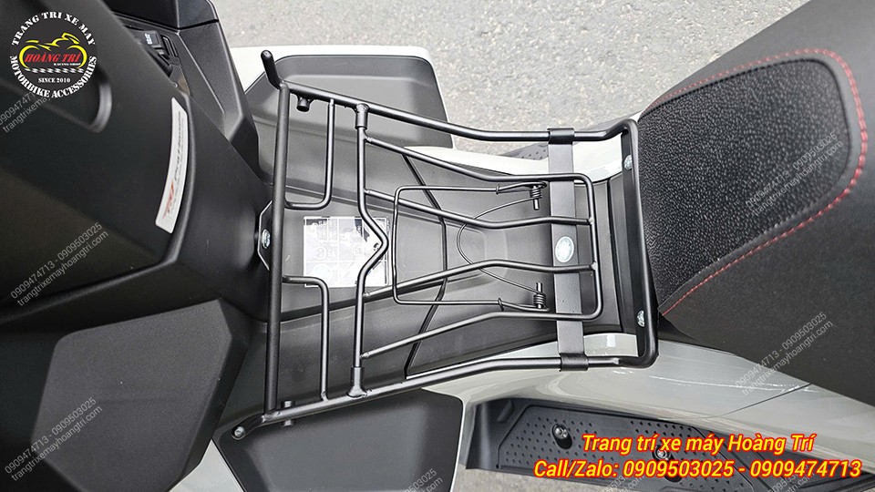 Góc chụp từ trên xuống baga giữa Airblade 2026 với thiết kế gọn gàng, dễ thao tác