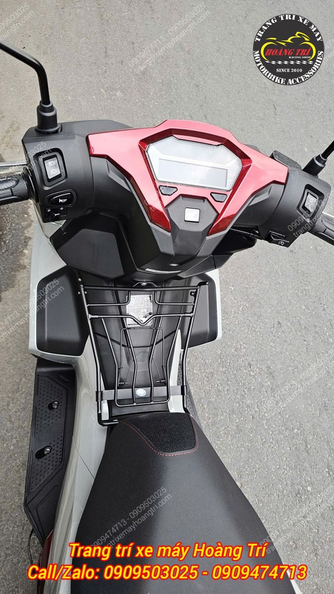 Baga giữa Airblade 2026 sơn đen trang bị hai móc treo hai bên tiện lợi khi treo đồ