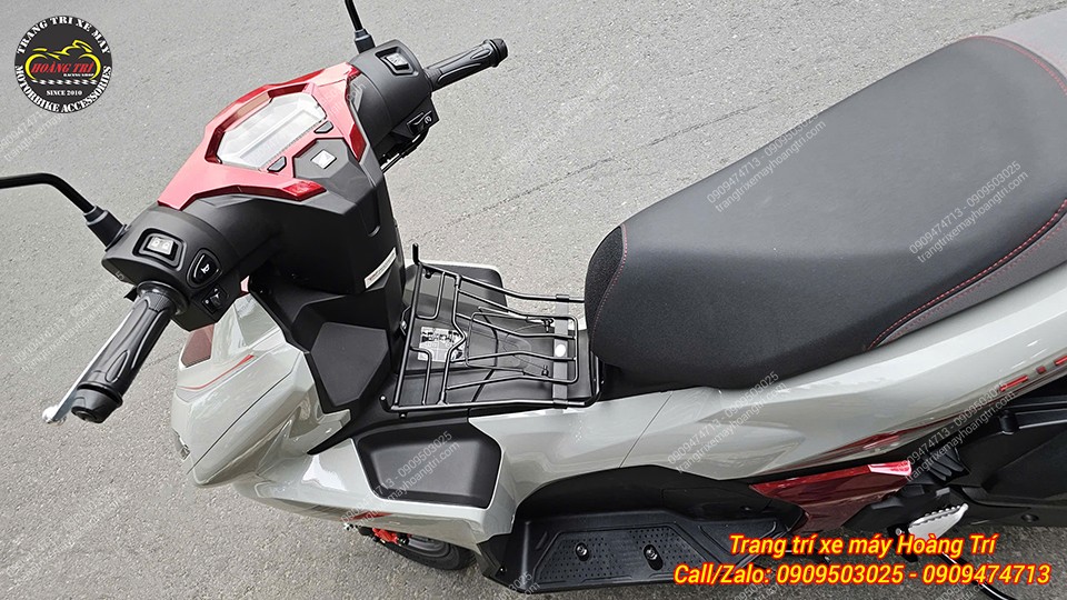 Baga giữa Airblade 2026 là phụ kiện cần thiết, hỗ trợ treo đồ thuận tiện khi đi phố