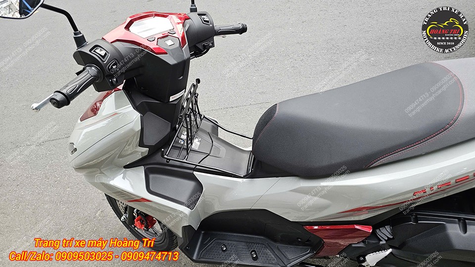 Khi cần đổ xăng chỉ cần bật baga giữa Airblade 2026 lên và đổ xăng mà không bị vướng