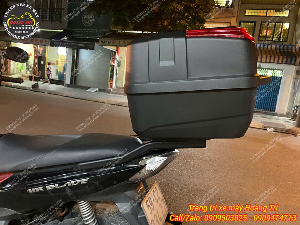 Thùng Givi B33NM lắp trên baga SRV xe AirBlade đời 2013, nhìn từ bên hông của xe