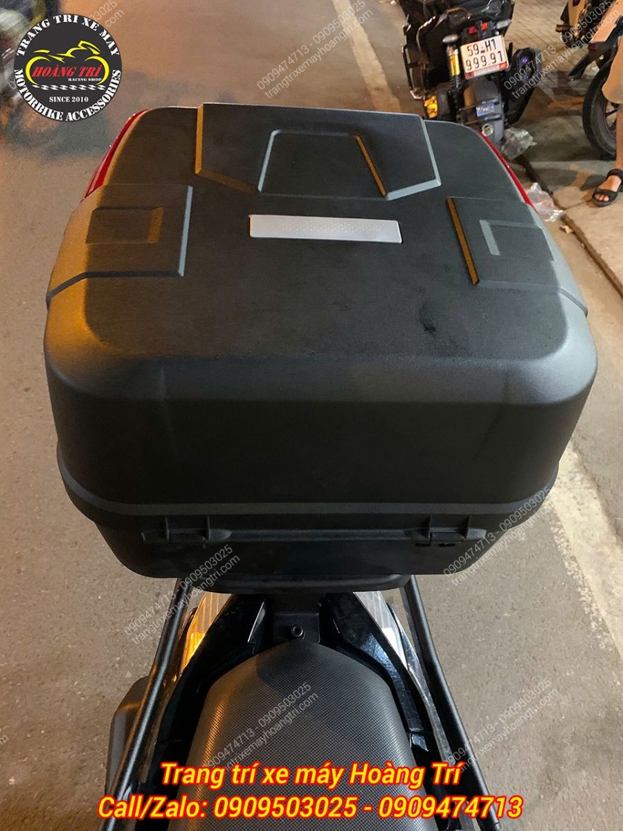 Thùng Givi B33NM với kiểu dáng vuông được lắp chắc chắn trên baga SRV