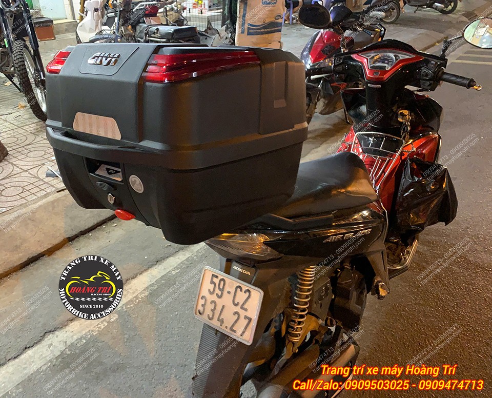 Thùng được trang bị phản quang phía sau, tăng an toàn khi di chuyển buổi tối