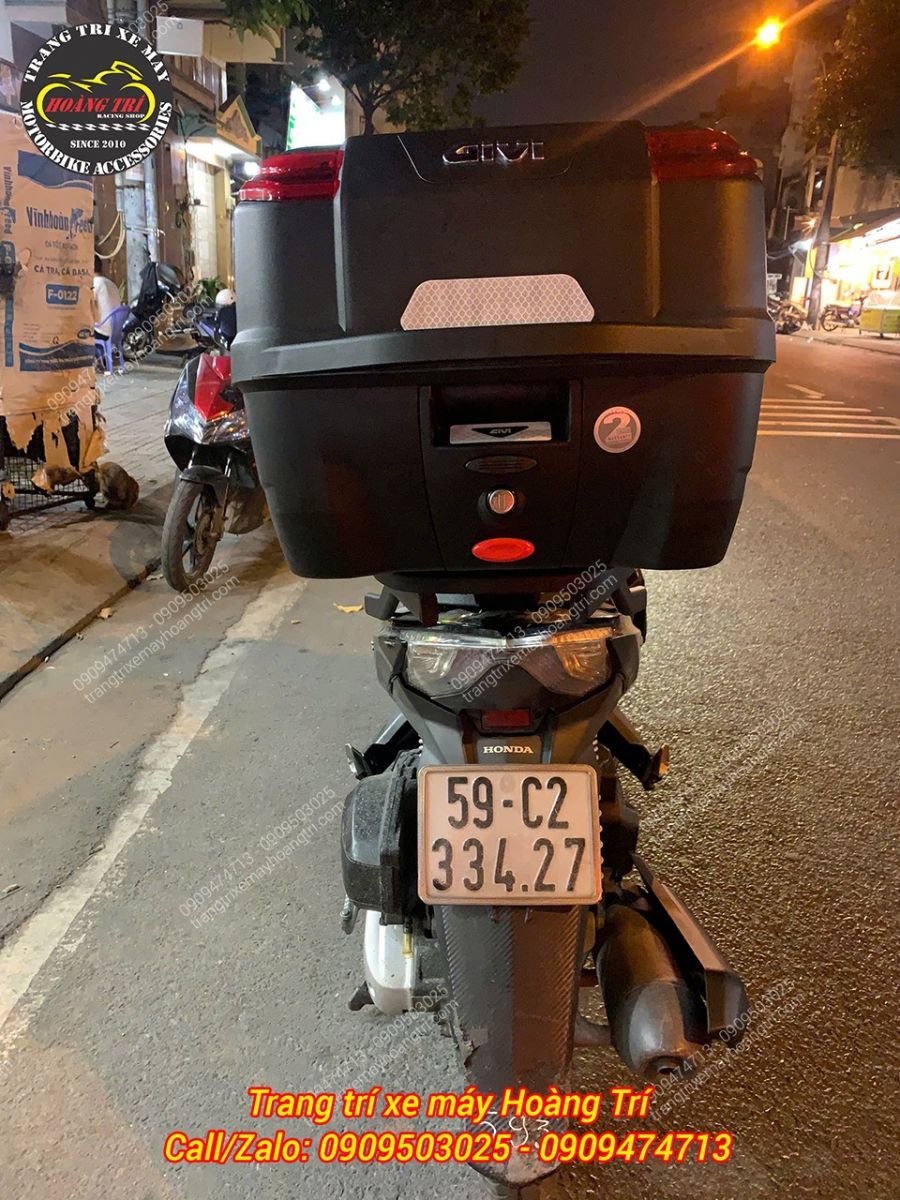 Góc nhìn phía sau xe AirBlade 2013 gắn thùng Givi B33NM kết hợp cùng baga sau SRV