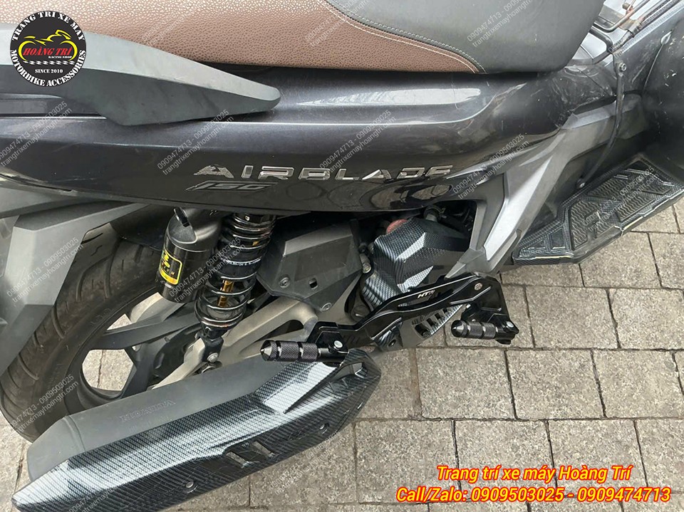 Cận cảnh gác chân phụ HTR bên phải đã lắp, hài hòa với ốp pô carbon và phuộc độ