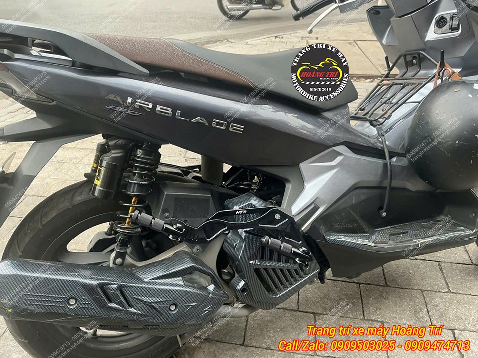 Góc nhìn tổng thể bên phải xe Airblade 150 sau khi khách tự lắp đặt gác chân phụ HTR
