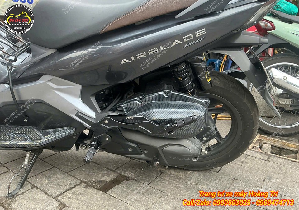 Chi tiết gác chân phụ HTR sau khi trang bị cho Airblade tạo điểm nhấn thể thao, cá tính