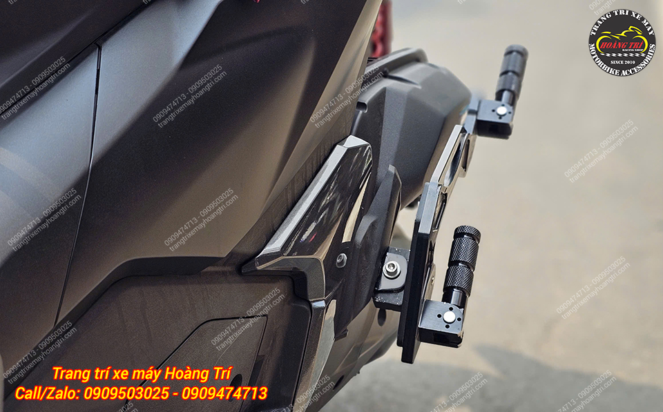 Cận cảnh gác chân phụ HTR lắp bên hông Airblade 2026, thiết kế gọn gàng, chắc chắn, dễ sử dụng