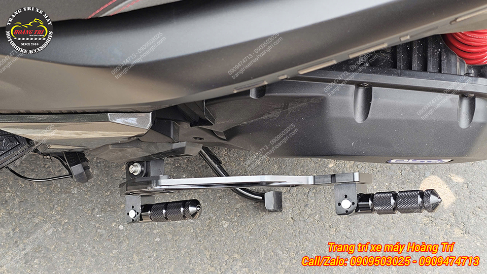 Gác chân phụ HTR Airblade 2026 nhìn từ trên xuống với pát CNC cứng cáp, lắp đặt chuẩn zin theo xe