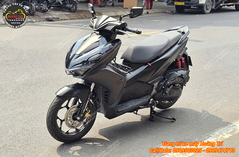Toàn cảnh Airblade 2026 lắp gác chân phụ HTR, nâng cao sự thoải mái khi chở người phía sau