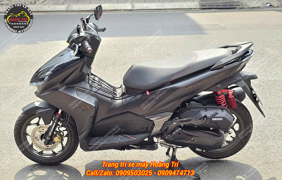 Góc chụp bên trái Airblade 2026 với gác chân phụ HTR, phụ kiện tiện ích cho gia đình